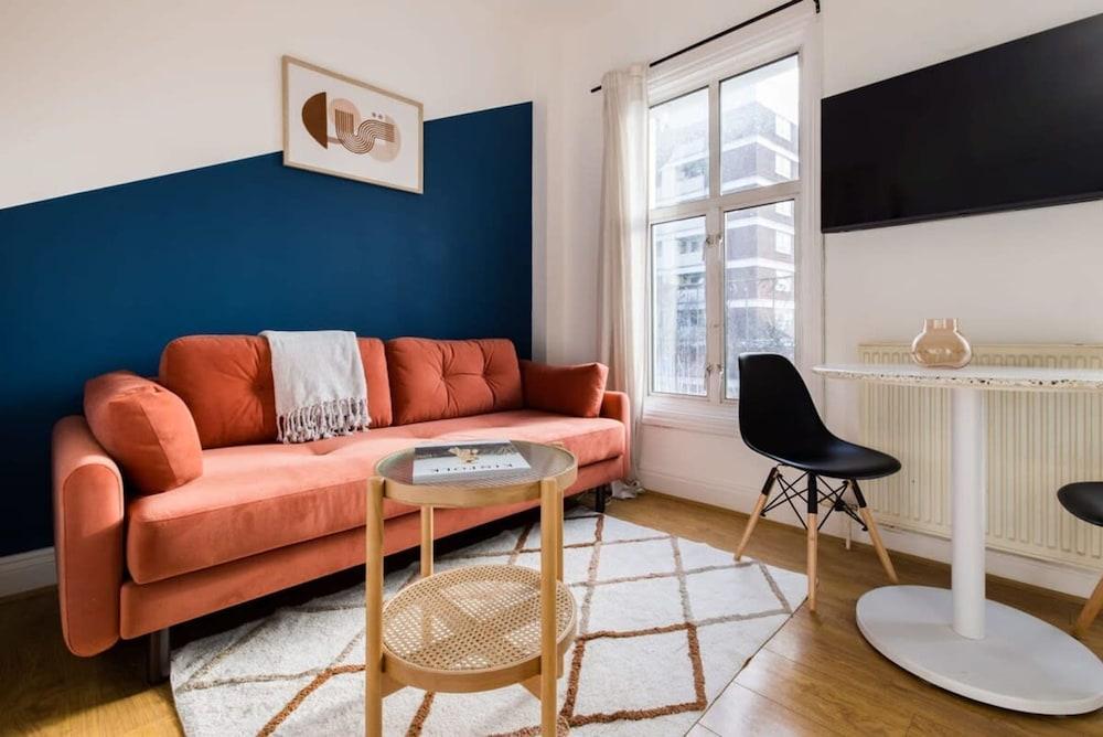 Stylish 1 Bedroom Flat - Shepherds Bush - Tap to explore photos
