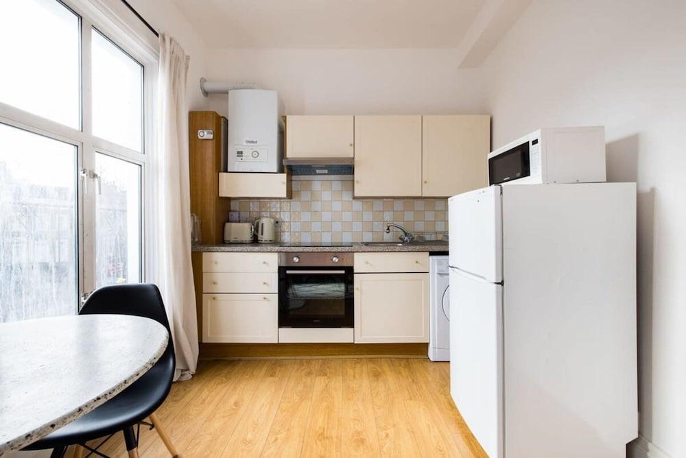 Stylish 1 Bedroom Flat - Shepherds Bush - Tap to explore photos