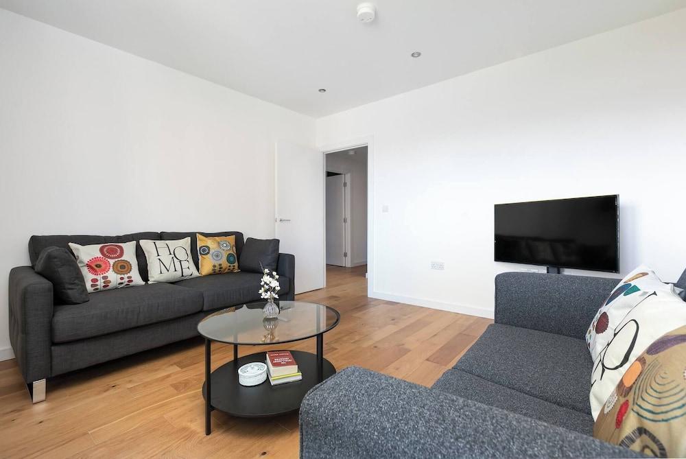 Skyvillion - Olympic Flat-excel o2 Arena Westfield - Tap to explore photos