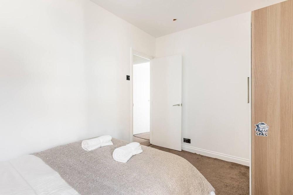 Charming 3-bed Apartment in London - Tap to explore photos