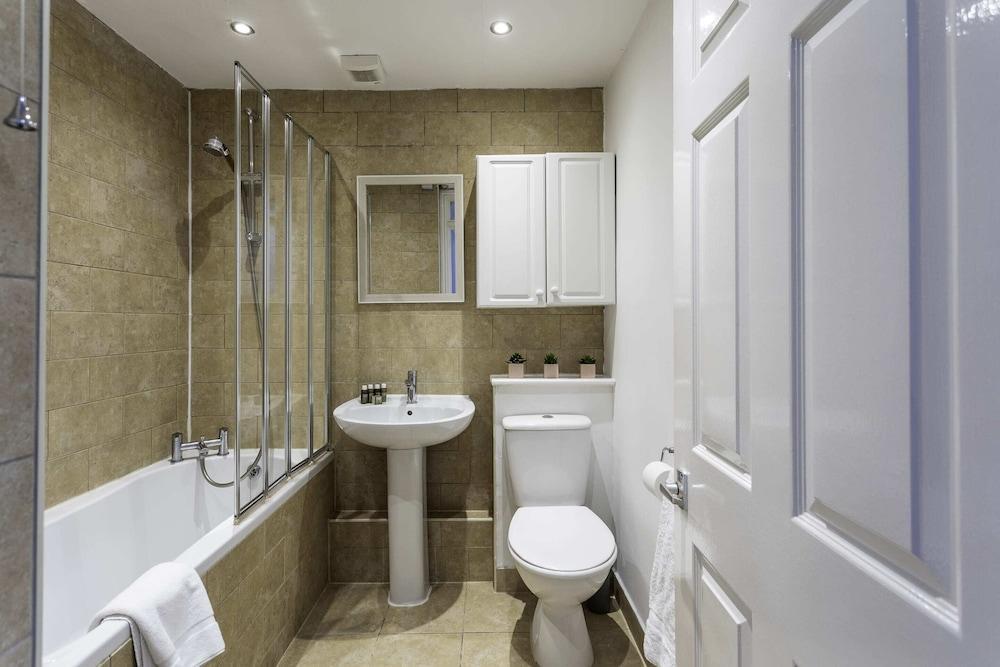 Modern Home Near Central London - Tap to explore photos