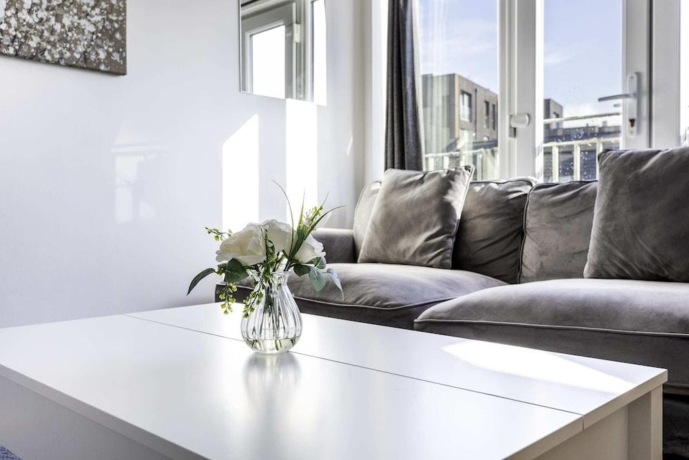 Modern Home Near Central London - Tap to explore photos