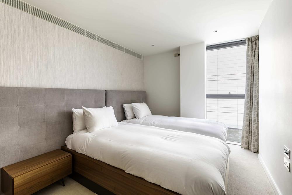 Beautiful 4 Bed Abode Near Imperial Wharf - Tap to explore photos