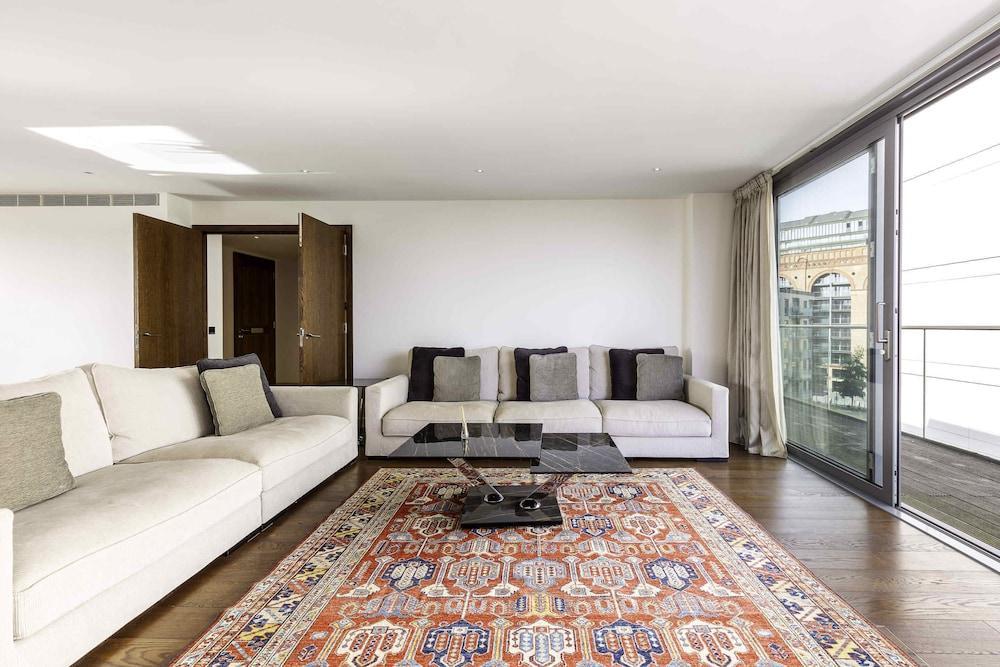 Beautiful 4 Bed Abode Near Imperial Wharf - Tap to explore photos