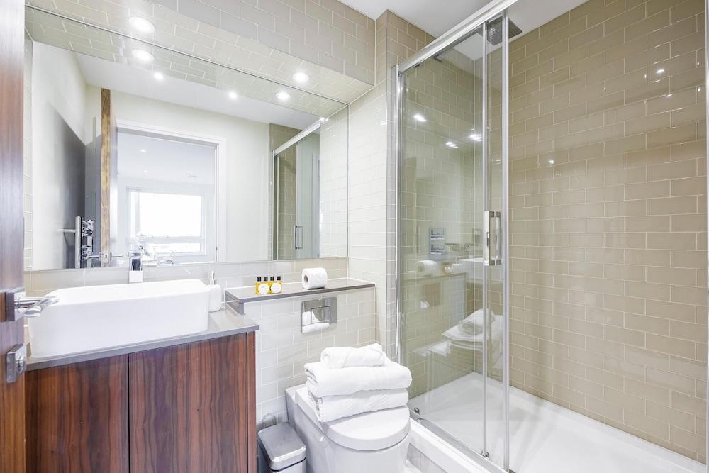 Spacious 3-bed apt Canary Wharf Great View - Tap to explore photos