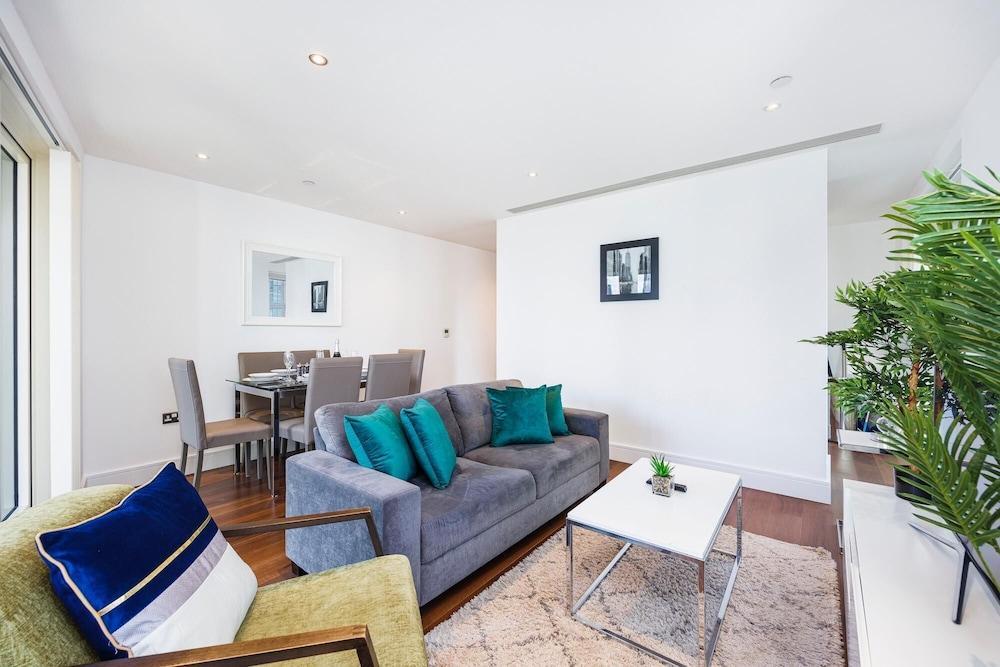 Spacious 3-bed apt Canary Wharf Great View - Tap to explore photos