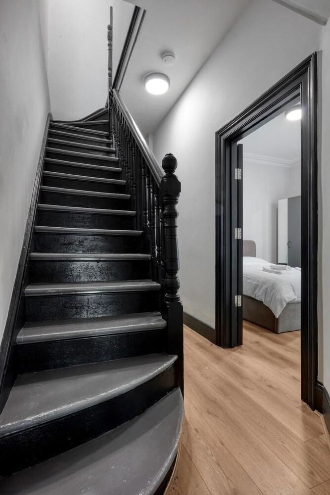 Luxury Studio in London - Tap to explore photos