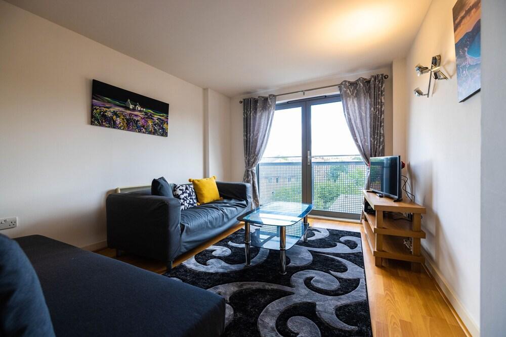 Beautiful and Spacious 2-bed Apartment in London - Tap to explore photos