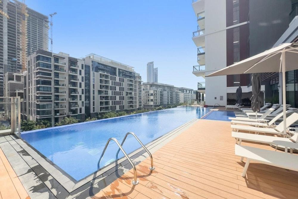 Luxurious 1-bedroom Apart With Dubai Skyline View - Tap to explore photos