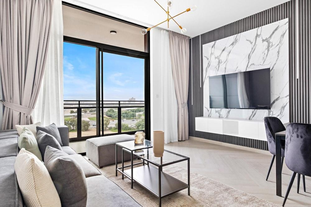 Luxurious 1-bedroom Apart With Dubai Skyline View - Tap to explore photos
