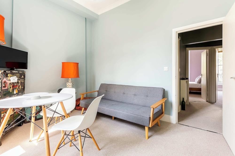Cosy North Kensington Flat - Tap to explore photos