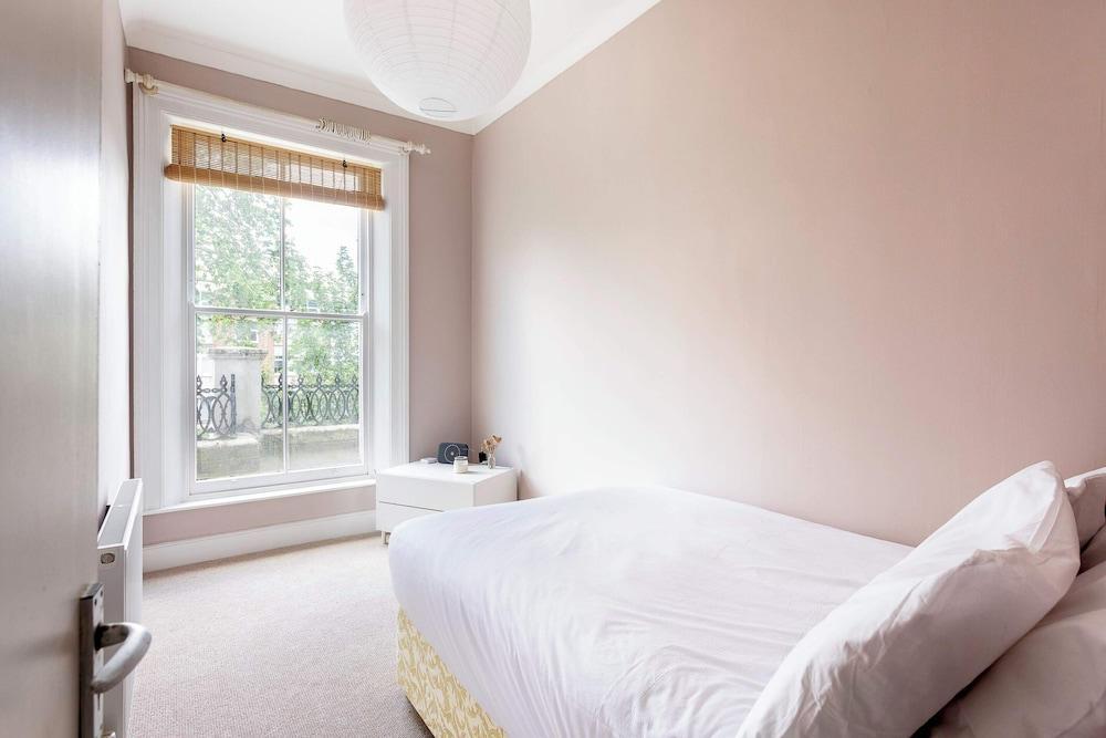 Cosy North Kensington Flat - Tap to explore photos