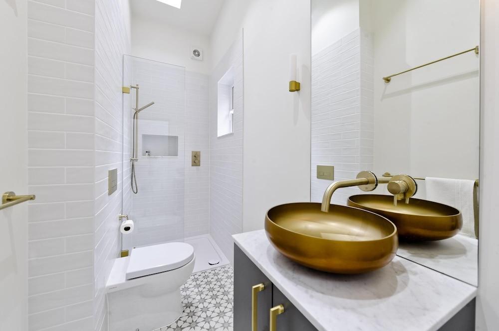 Long Stay Discounts w Parking- 1 bed House - Tap to explore photos