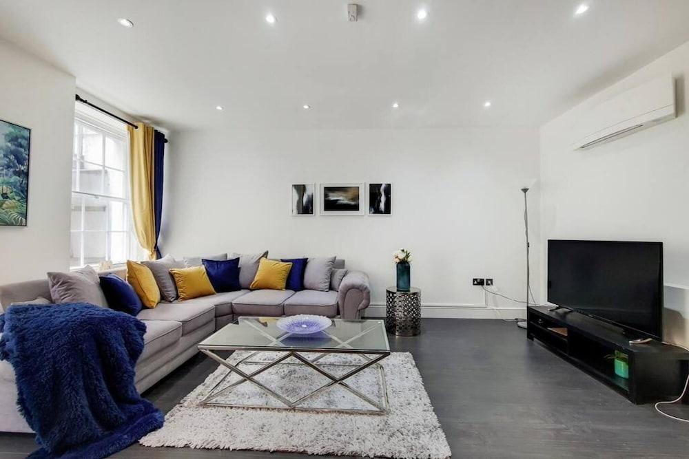 Fantastic 3 Bedroom Apartment off Bakerstreet W AC - Tap to explore photos
