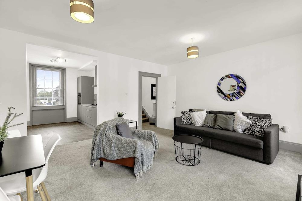 Beautiful And Charming Paddington Apartment - Tap to explore photos
