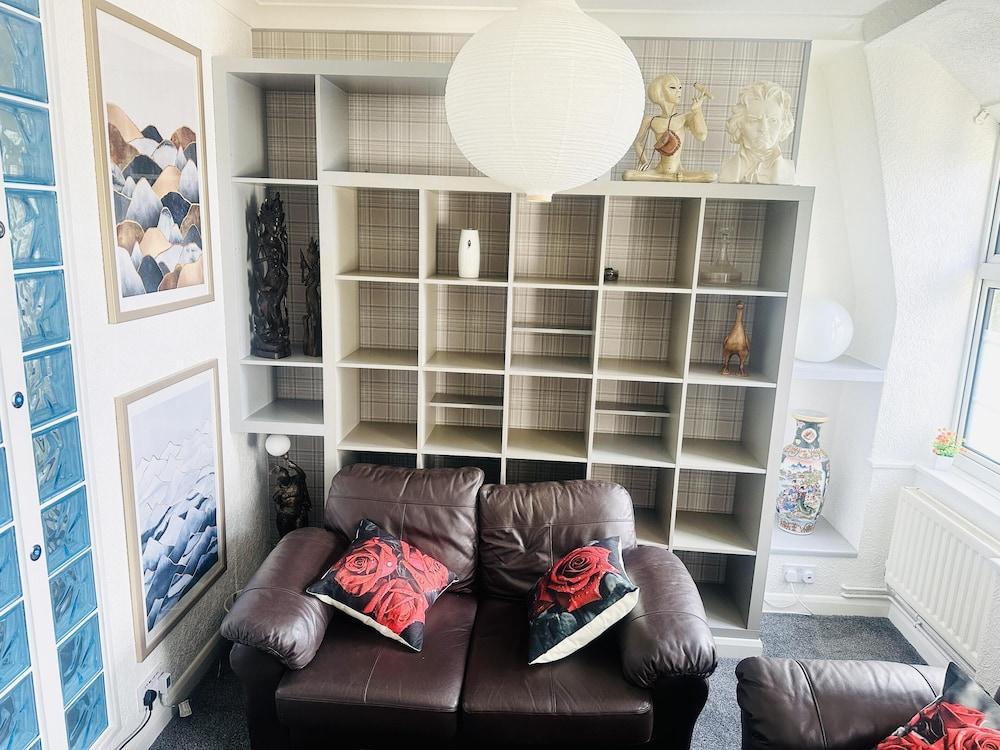 Bromley Bliss Apartment Getaway - Tap to explore photos
