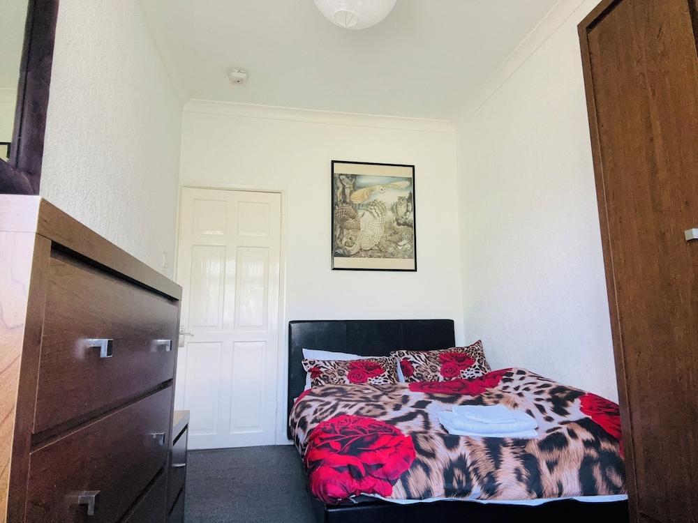 Bromley Bliss Apartment Getaway - Tap to explore photos
