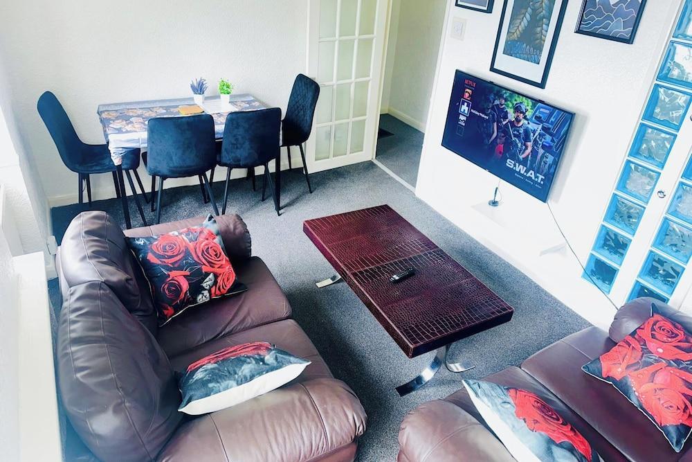 3bed Apartment Sleeps 6 - Free Parking, Wifi - Tap to explore photos