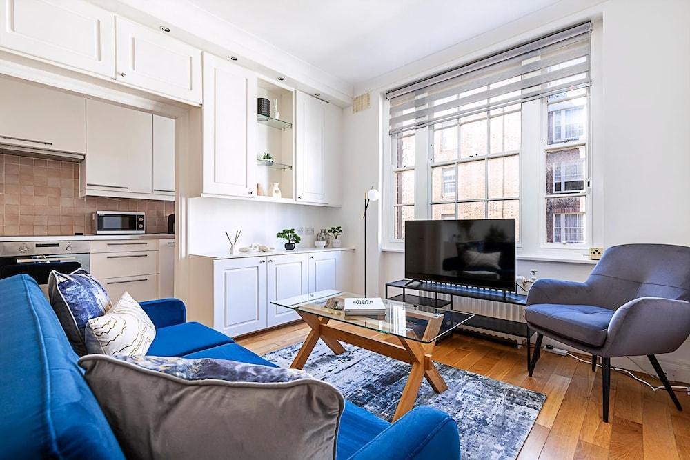Modern 2 Bedroom Flat Near Queensway - Tap to explore photos