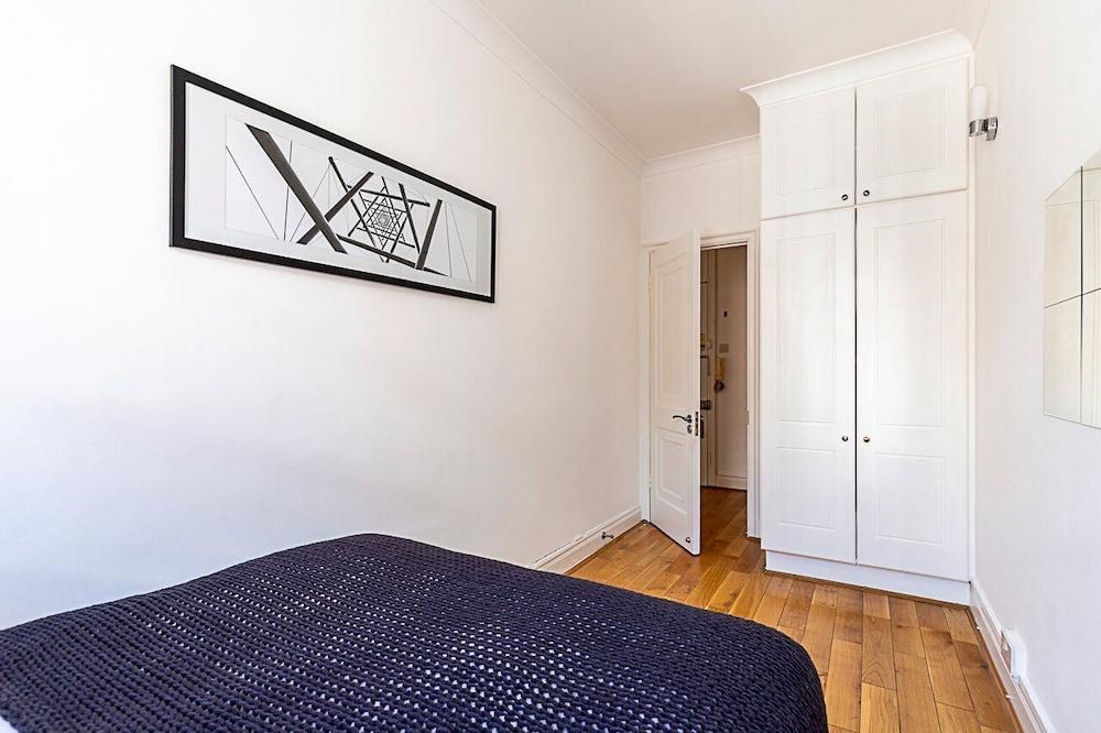 Modern 2 Bedroom Flat Near Queensway - Tap to explore photos
