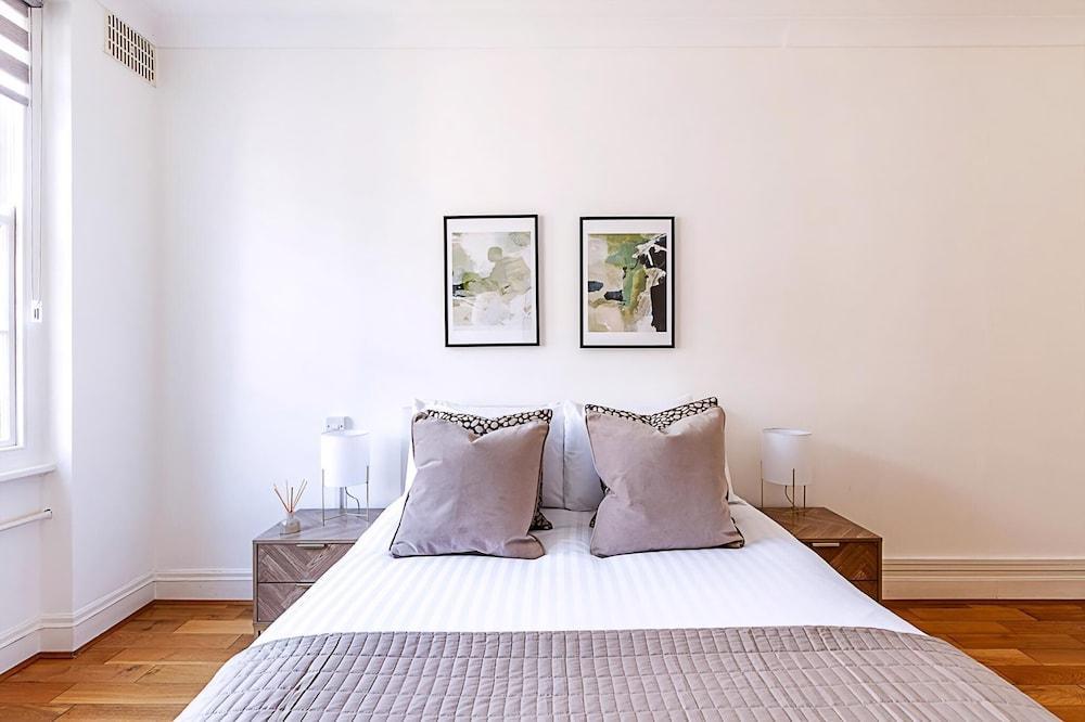 Modern 2 Bedroom Flat Near Queensway - Tap to explore photos