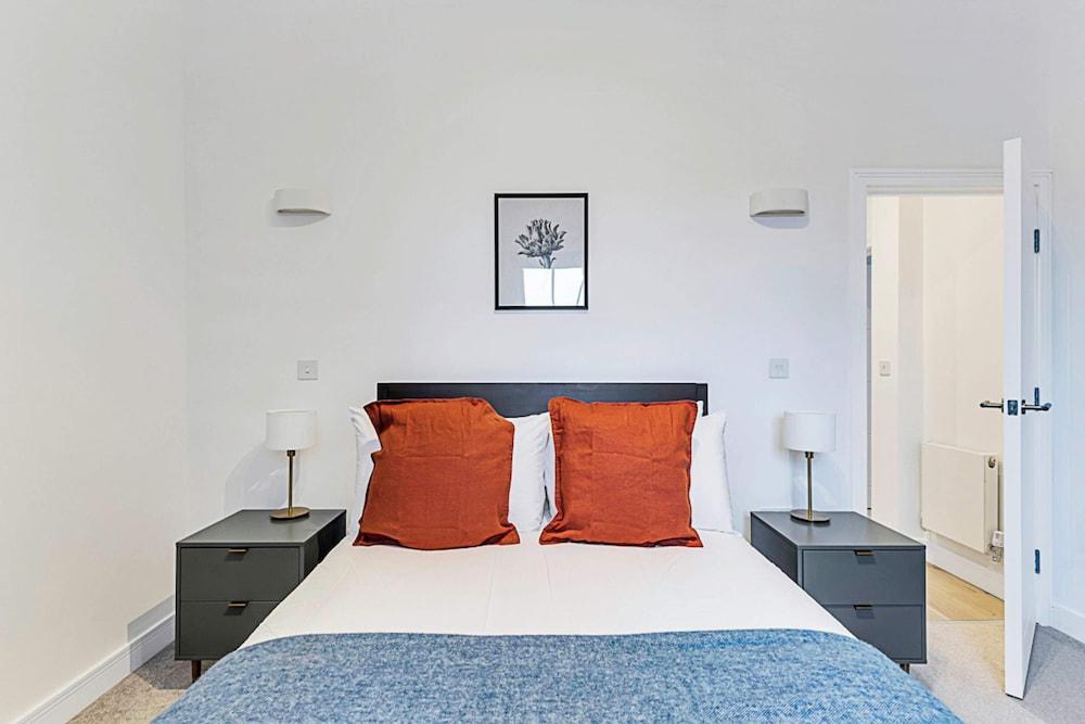 Sunny 2-bed Flat in Chiswick - Tap to explore photos
