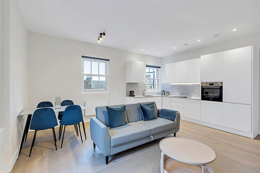 Sunny 2-bed Flat in Chiswick - Tap to explore photos