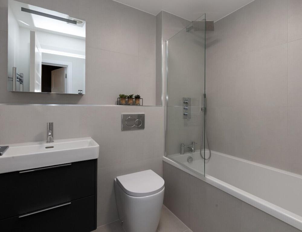 Luxury North Central London Apartment - Tap to explore photos