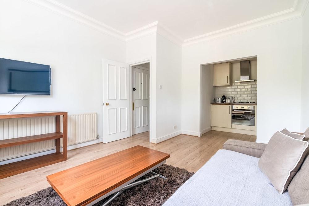 Charming Wandsworth Common Flat - Tap to explore photos