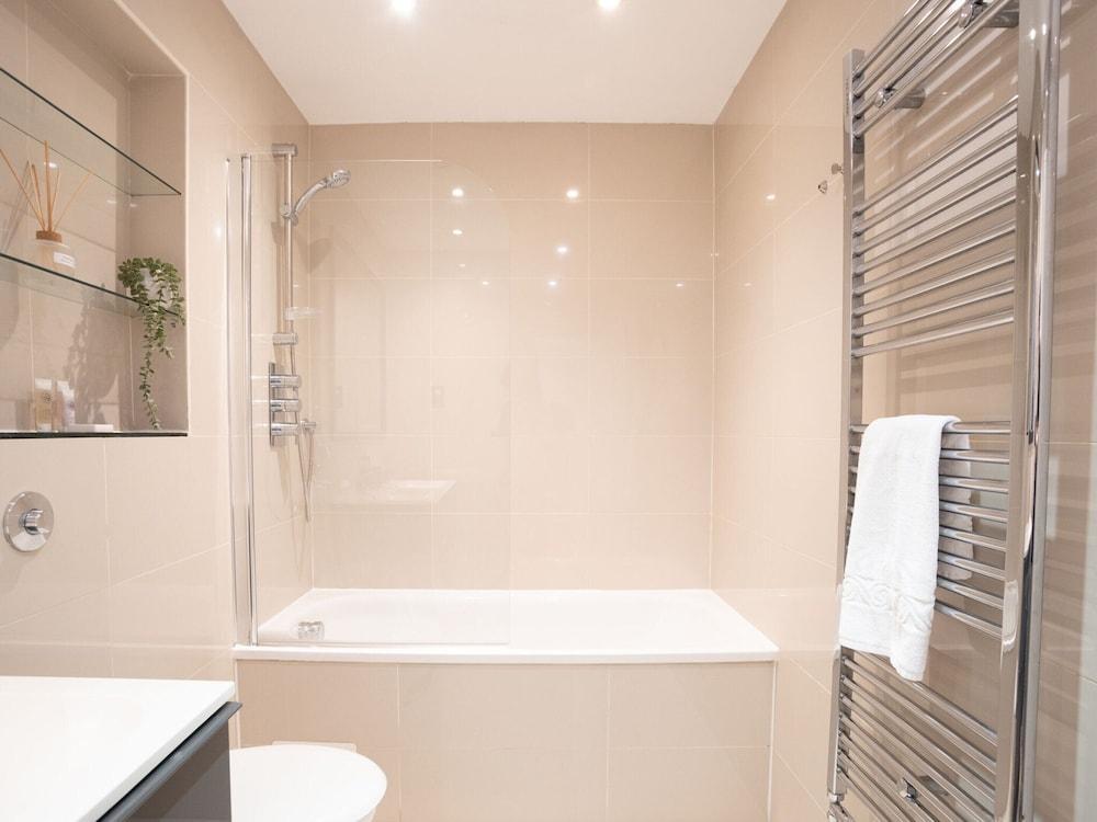 Premier Three Bedroom Bliss City View Shoreditch - Tap to explore photos
