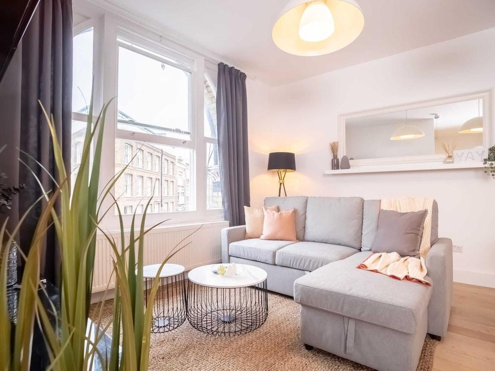 Premier Three Bedroom Bliss City View Shoreditch - Tap to explore photos
