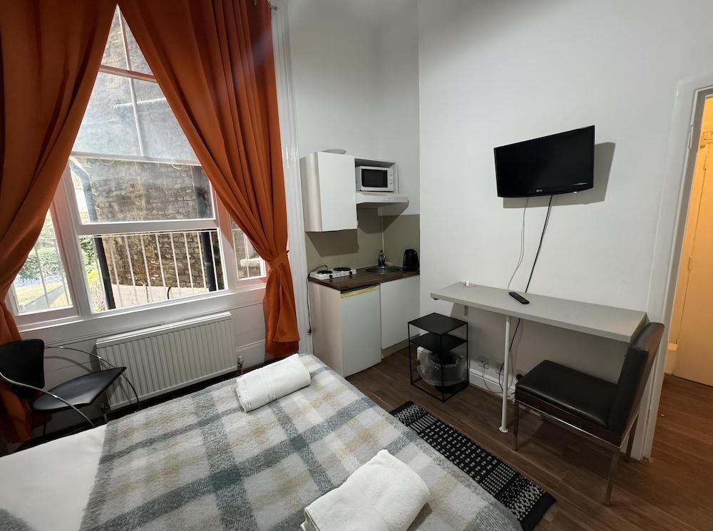 Remarkable Studio Apartment in London - Tap to explore photos