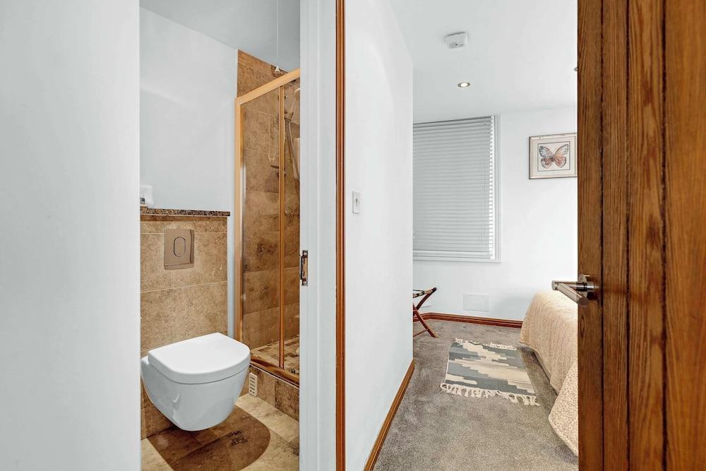 Lovely 1 Bed Home With Garden - Tap to explore photos