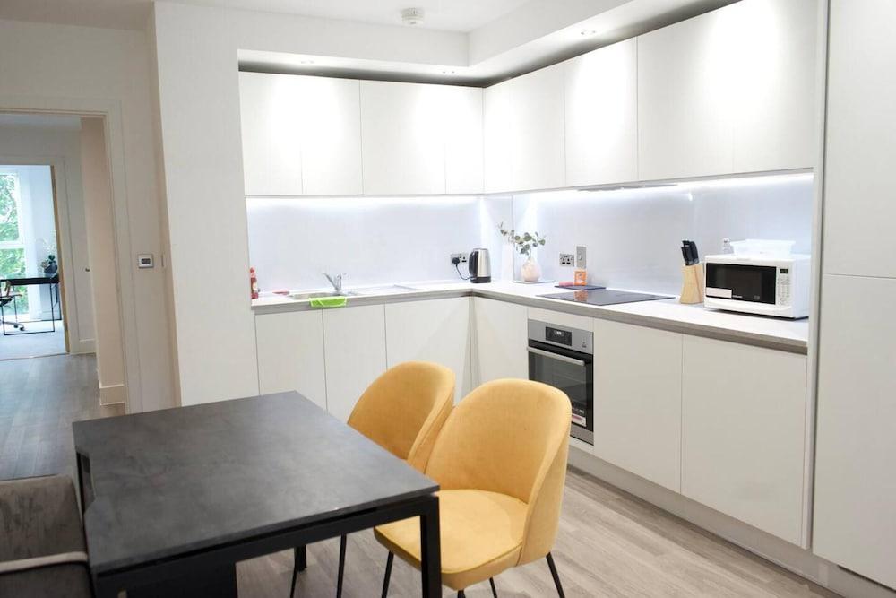 Luxury London Royal Wharf Apartment - Tap to explore photos