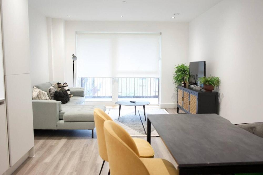 Luxury London Royal Wharf Apartment - Tap to explore photos