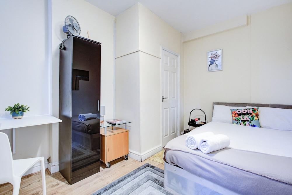 Single Ensuite in SW2 Close to Central London - Tap to explore photos