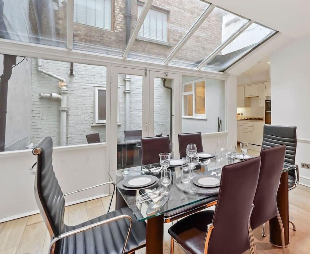 Prestigious 3 Bedroom Apartment In Mayfair - Tap to explore photos