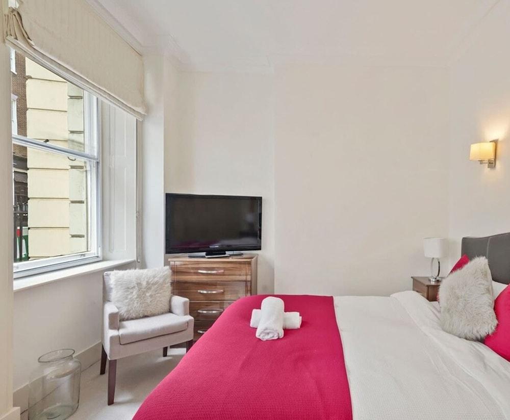 Prestigious 3 Bedroom Apartment In Mayfair - Tap to explore photos