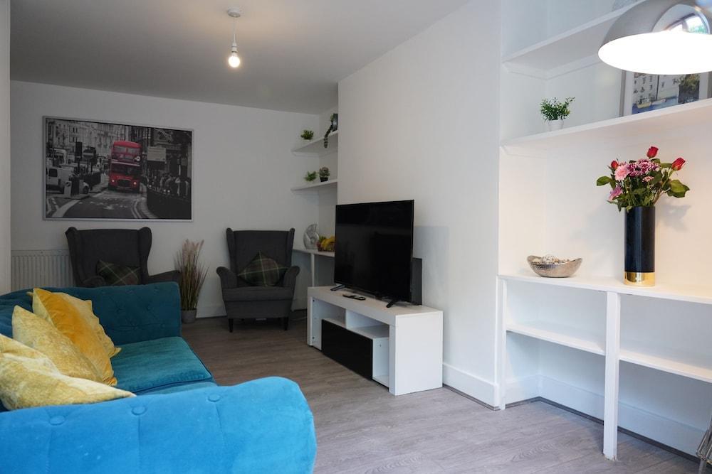 Camden Reach 3 Bedroom Apartment - Tap to explore photos