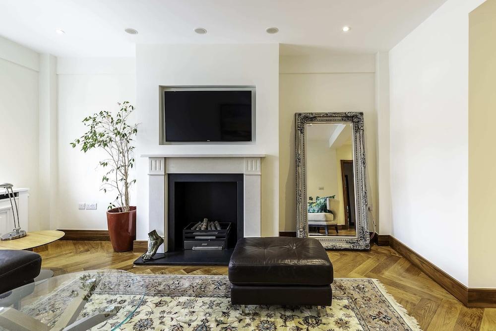 Colourful South Kensington Home - Tap to explore photos