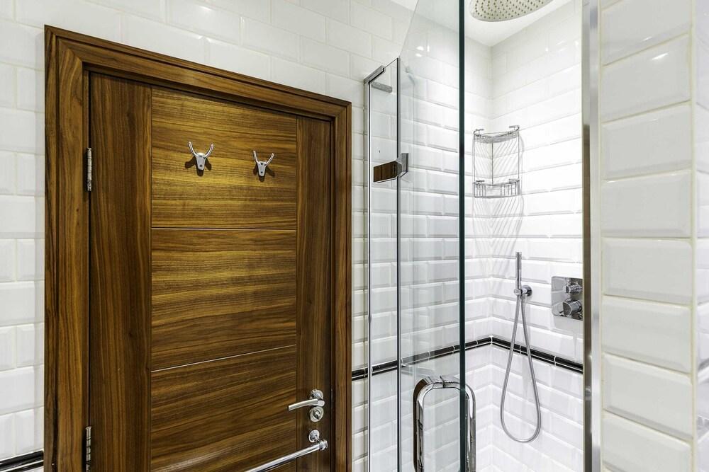 Colourful South Kensington Home - Tap to explore photos