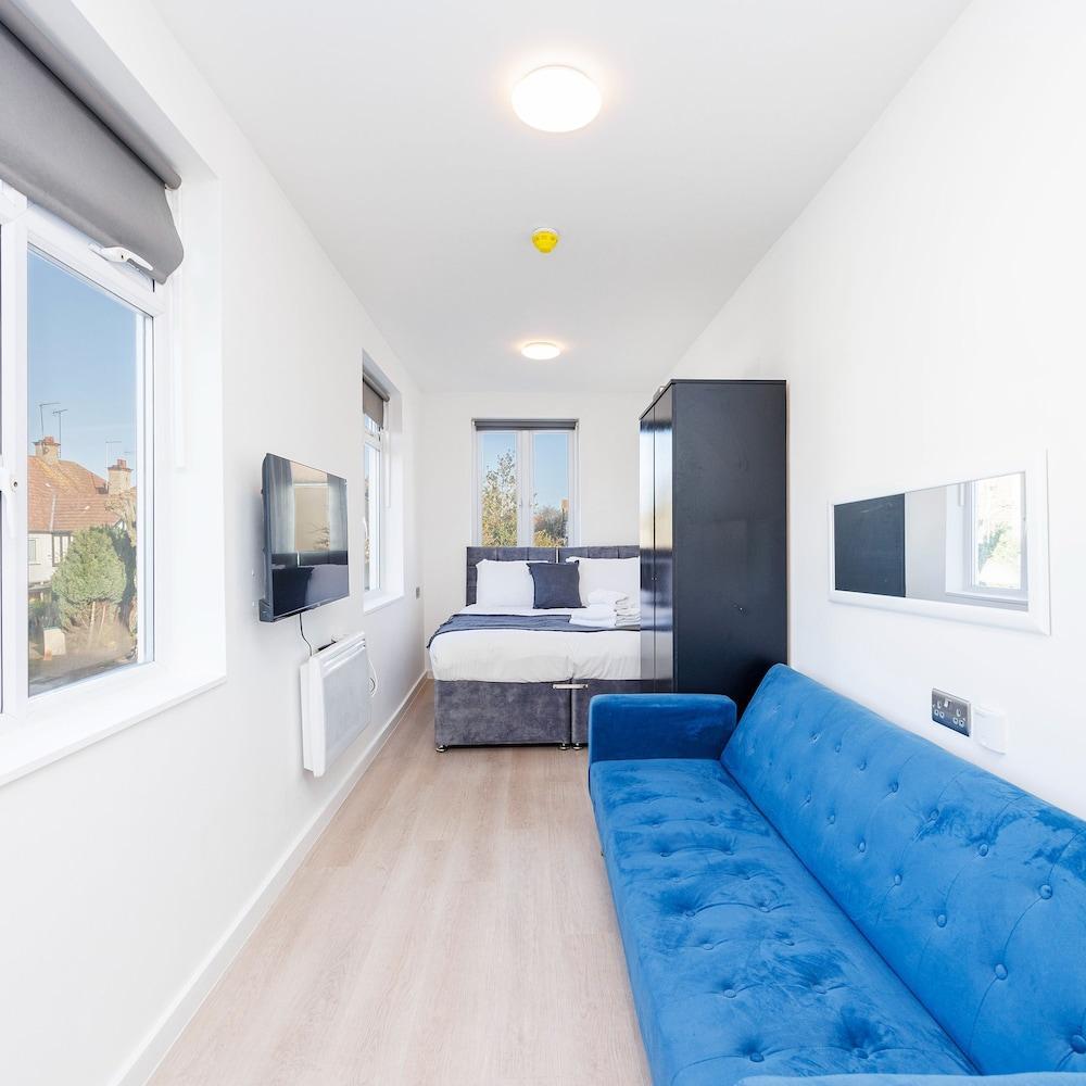 North West London Studio Apartment - Sleeps 3 - Tap to explore photos
