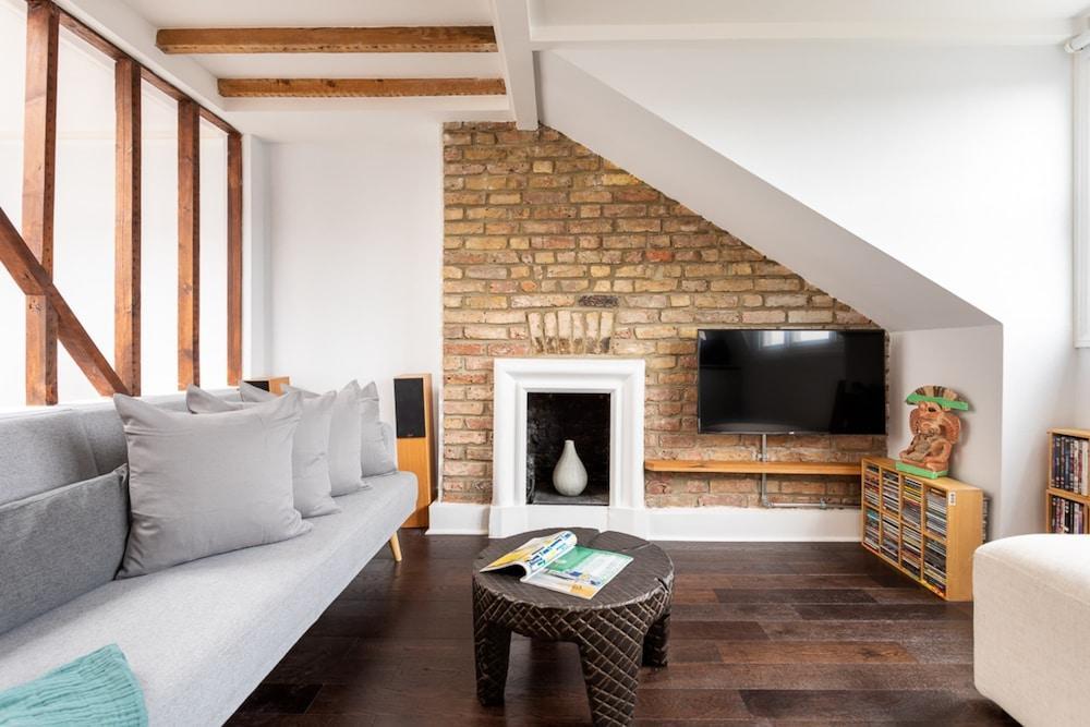 Bright Maida Vale Apartment - Tap to explore photos