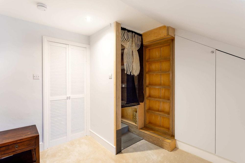 Bright Maida Vale Apartment - Tap to explore photos