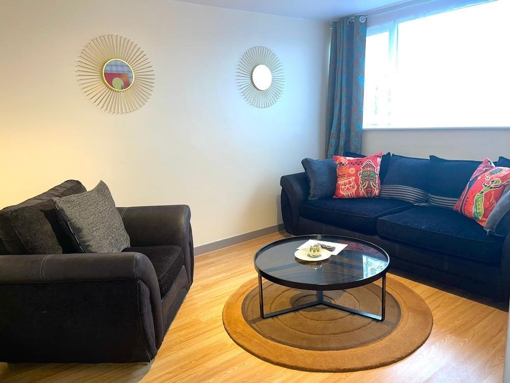 Impeccable Spacious 6-bed House in Romford - Tap to explore photos