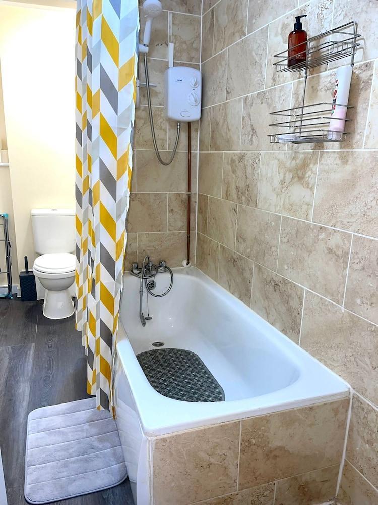 Impeccable Spacious 6-bed House in Romford - Tap to explore photos