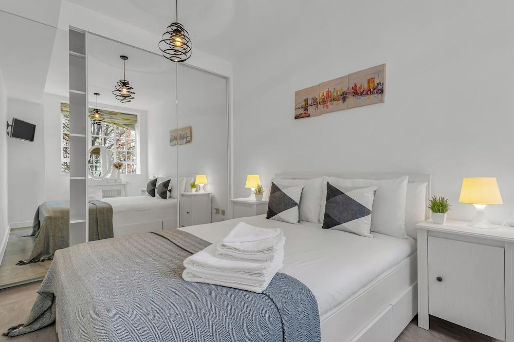 One Bed Serviced Apartment in Chelsea - Tap to explore photos