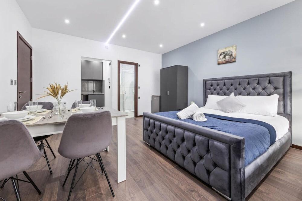 Serviced Studio Flat Near Camden Euston Station - Tap to explore photos