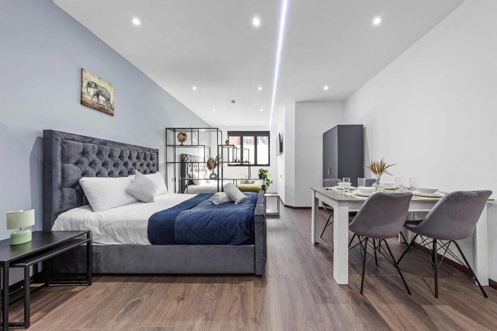 Serviced Studio Flat Near Camden Euston Station - Tap to explore photos