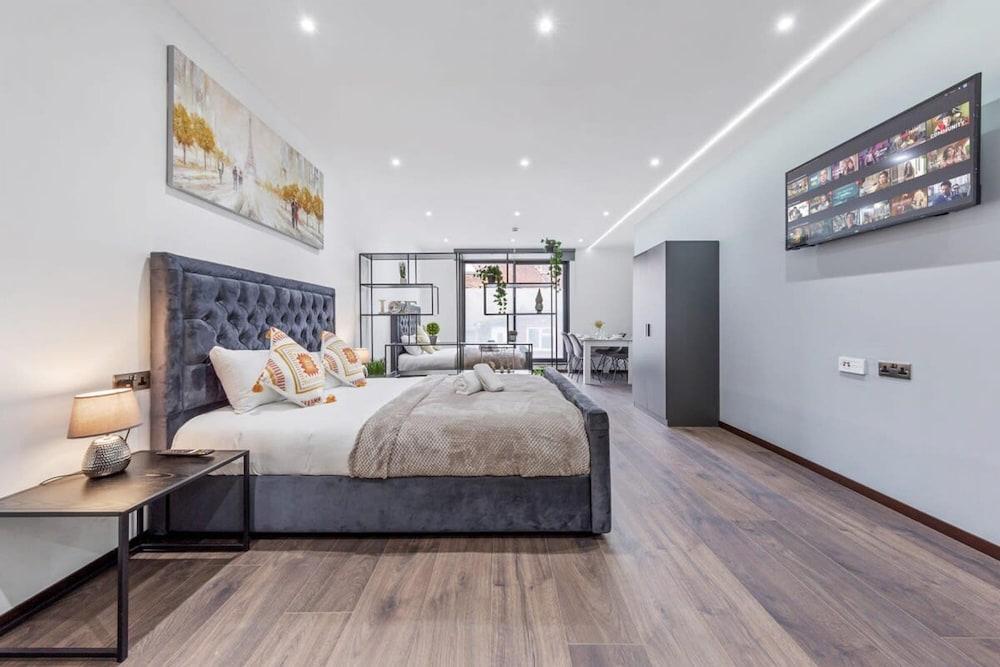 Luxury Sleeps 4 Studio Flat - Tap to explore photos